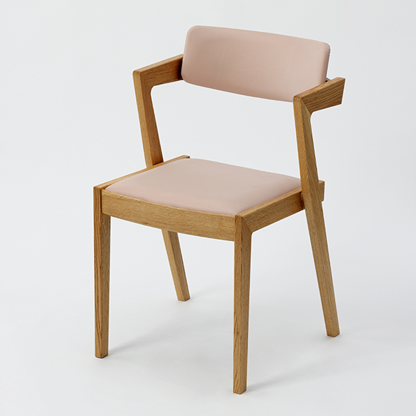 自動車のシートベルトを使用したウッドチェア